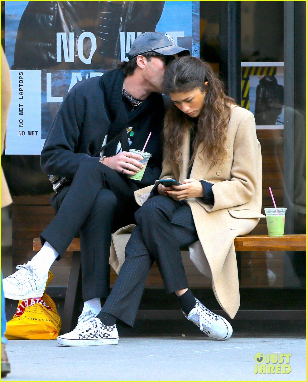 Photo: jacob elordi gives zendaya a kiss during nyc outing 05 | Photo