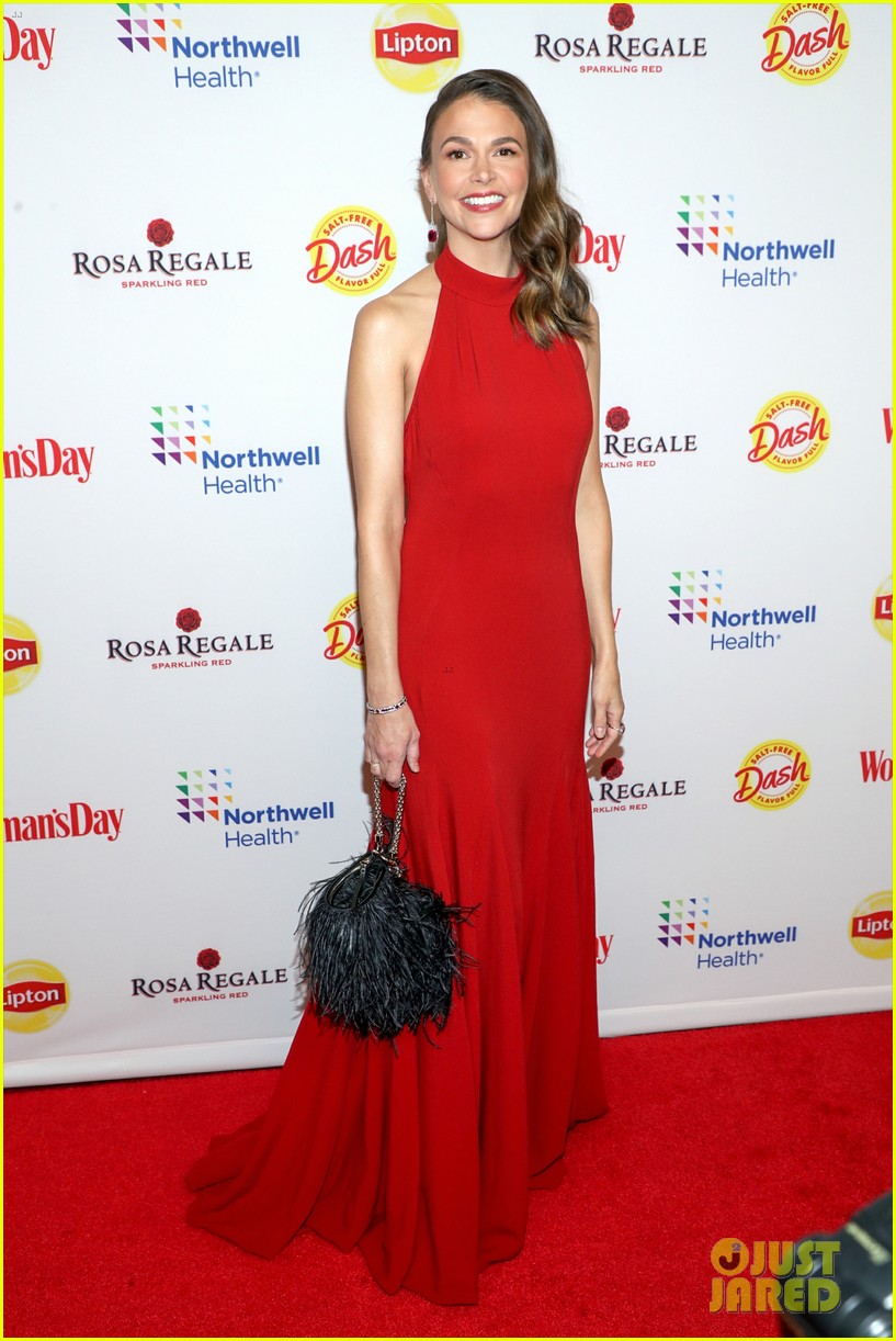 Photo sutton foster hits the stage at womans day celebrates red dress