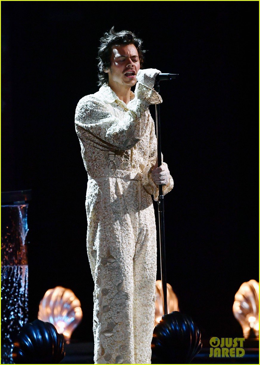 harrys styles performs in pearls and lace at brit awards 2020 014439046