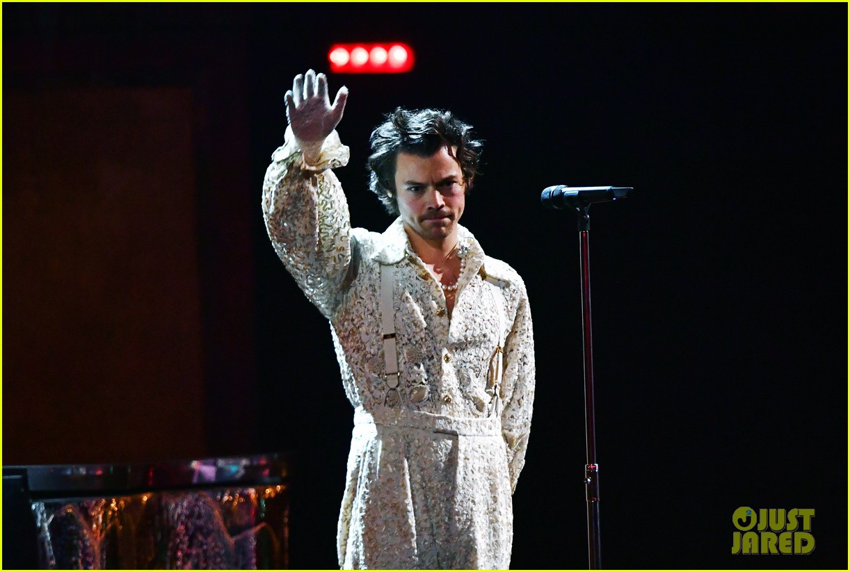 harrys styles performs in pearls and lace at brit awards 2020 024439047