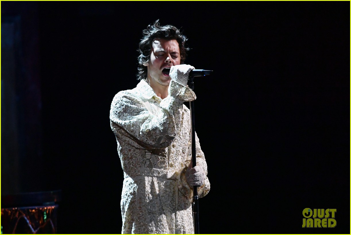 harrys styles performs in pearls and lace at brit awards 2020 034439048