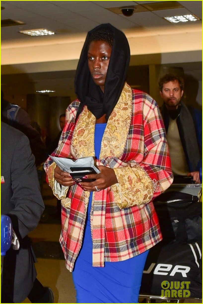 Jodie TurnerSmith and Joshua Jackson Return To LA After BAFTAs Photo