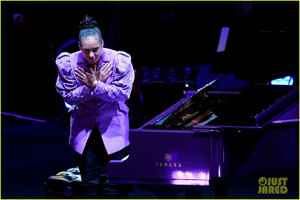 Alicia Keys Performs Beethoven's 'Moonlight Sonata' at Kobe & Gianna(02)