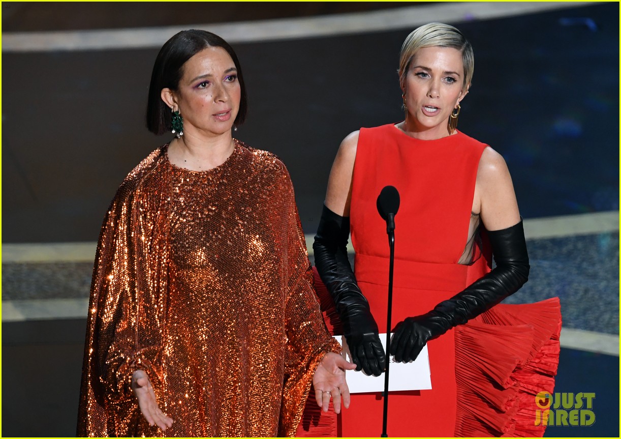 Maya Rudolph & Kristen Wiig Sing Musical Medley While Presenting at