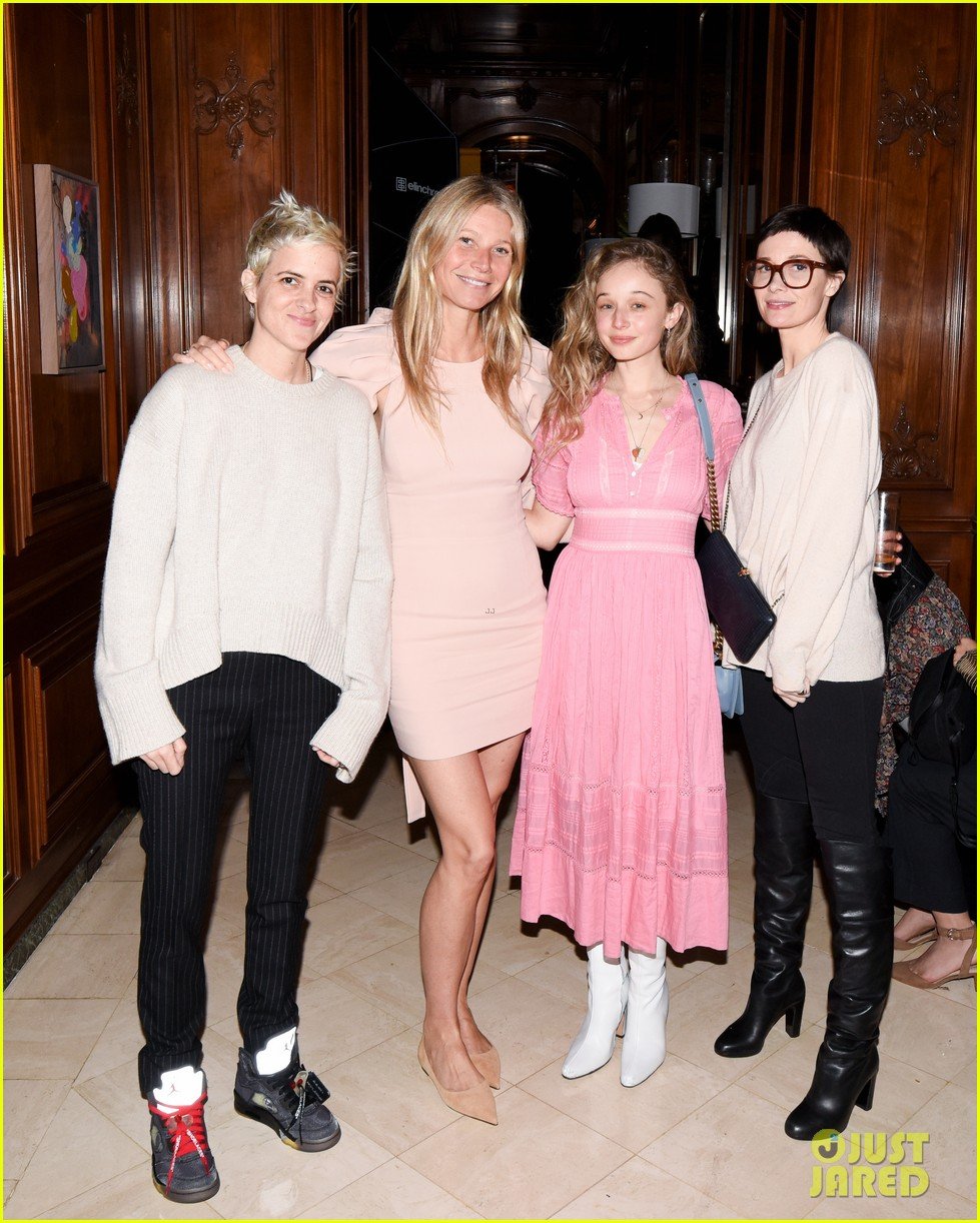 Paltrow Hosts MakeupFree Goop Dinner Party With Kate Hudson(02)