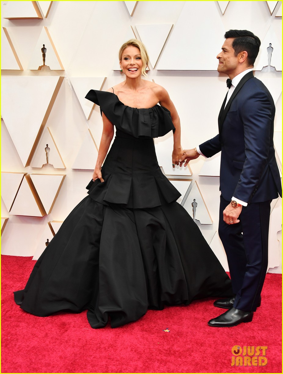 Kelly Ripa & Mark Consuelos Are One Hot Couple at Oscars 2020!: Photo