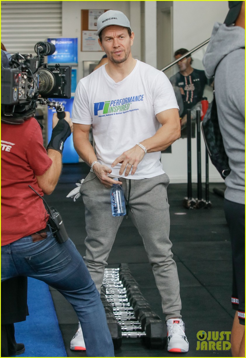 Mark Wahlberg & Dr. Oz Work Out & Do PushUp Challenge! Photo 4443102