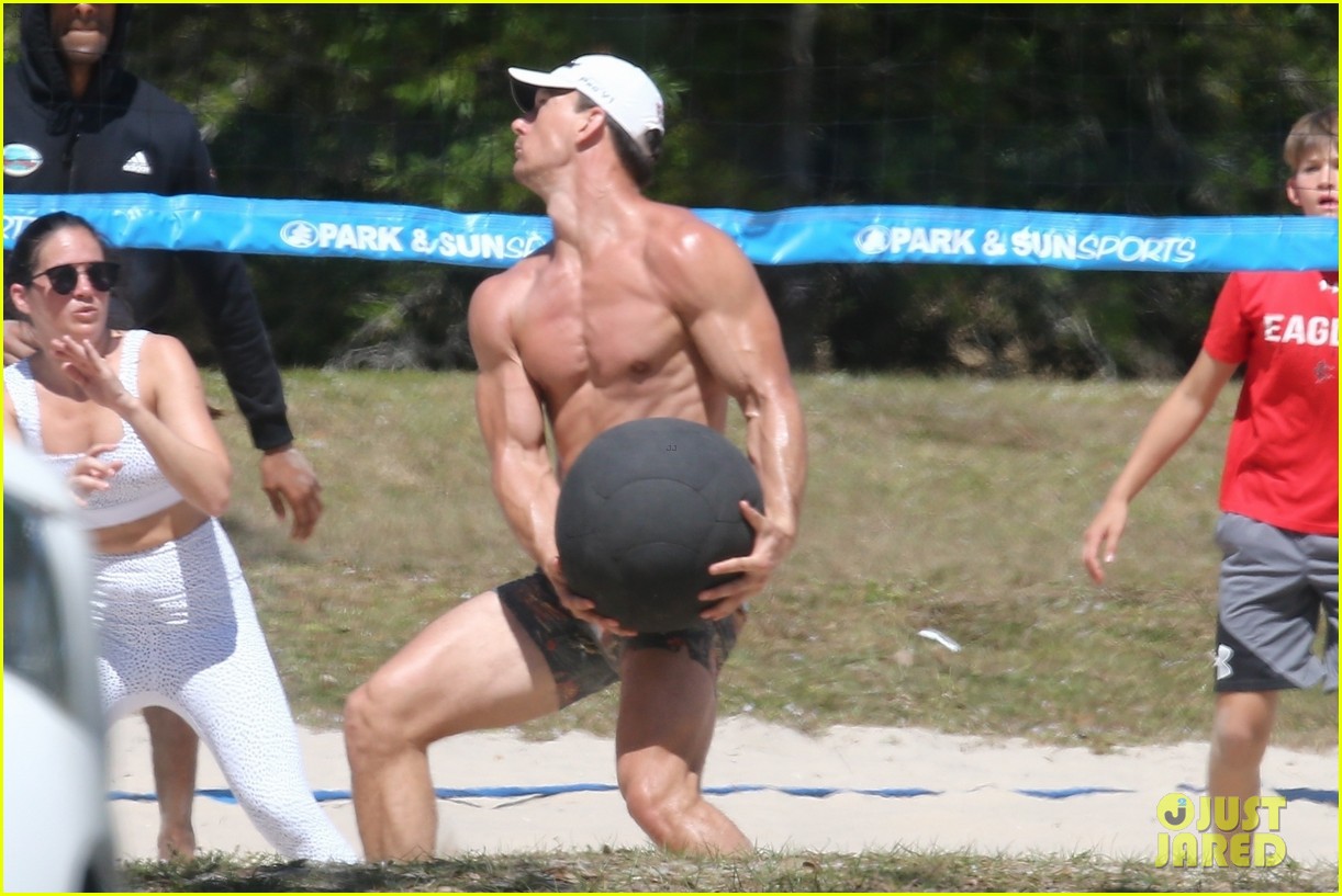 Hannah Brown & Tyler Cameron Do a Group Workout During a Break from(00)