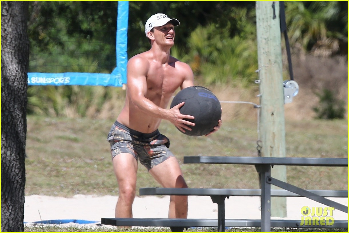 Hannah Brown & Tyler Cameron Do a Group Workout During a Break from