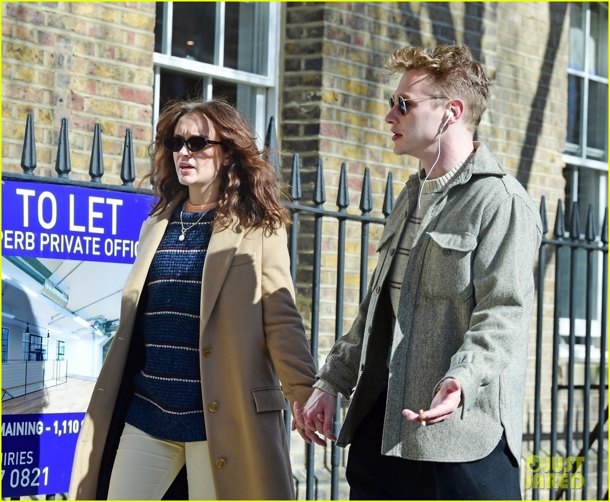 British Actors Olivia Cooke Ben Hardy Are Dating See The Kissing Photos Photo Ben Hardy Olivia Cooke Pictures Just Jared