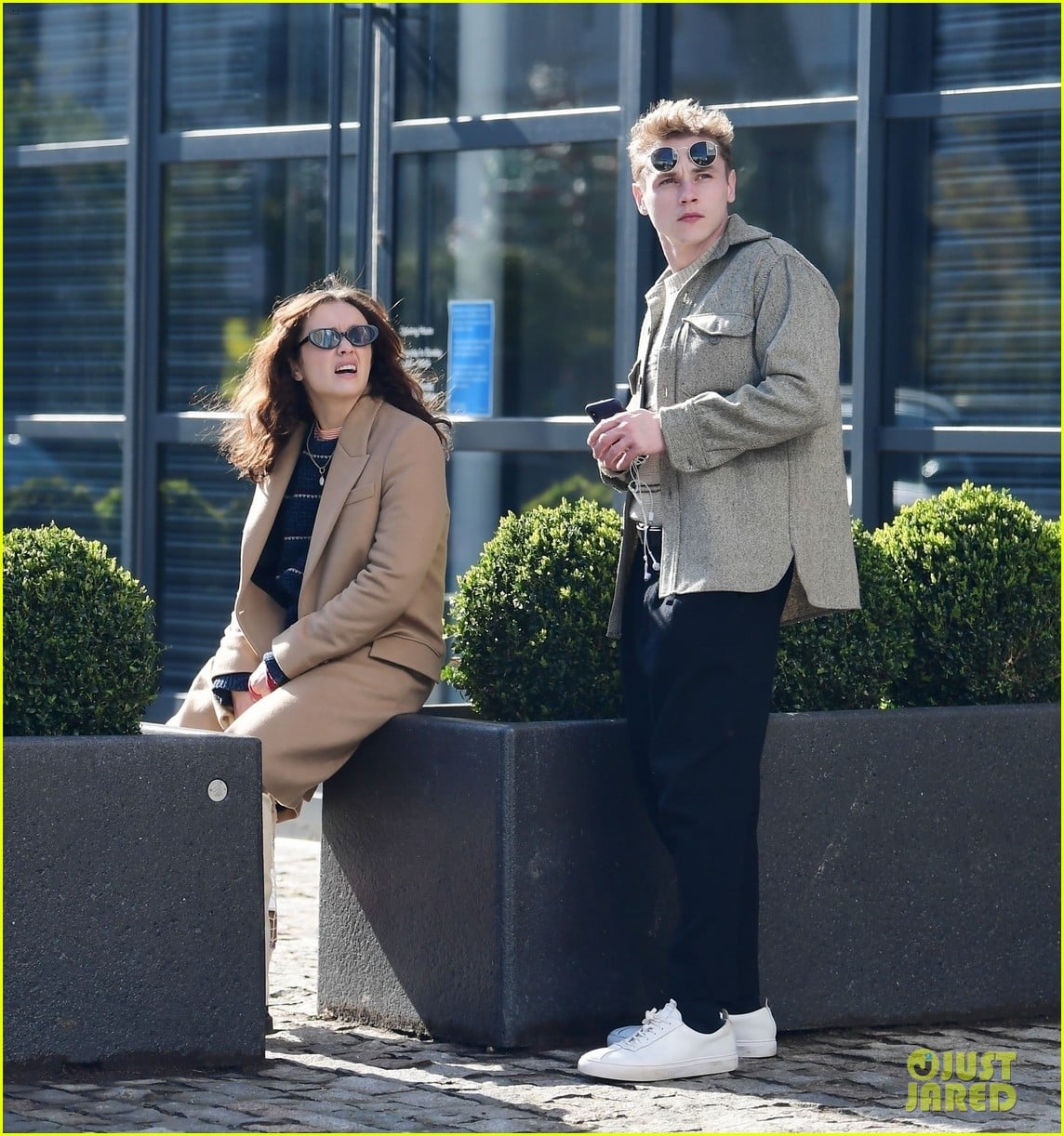 British Actors Olivia Cooke Ben Hardy Are Dating See The Kissing Photos Photo Ben Hardy Olivia Cooke Pictures Just Jared