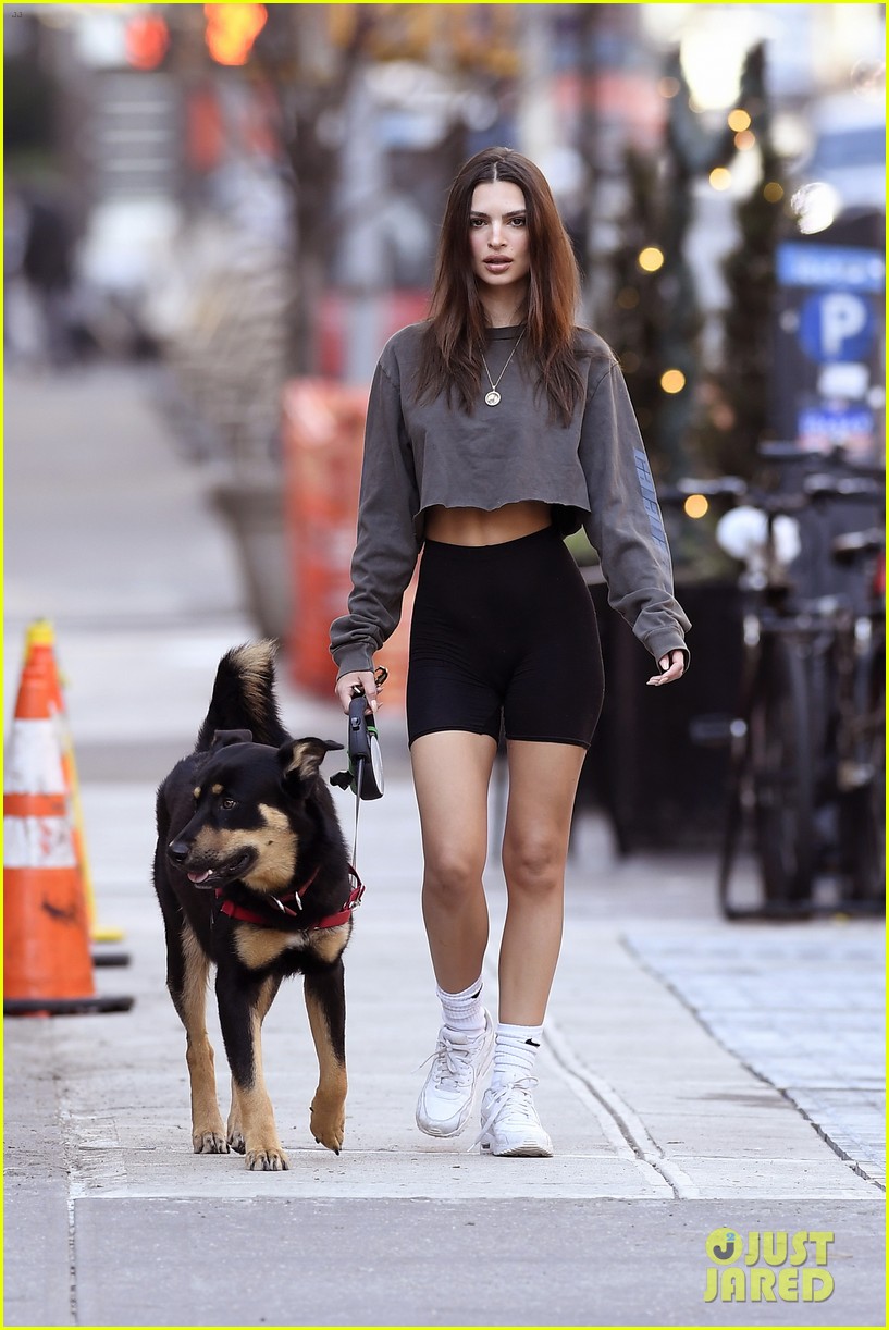 Emily Ratajkowski â€“ Seen on an afternoon stroll with her