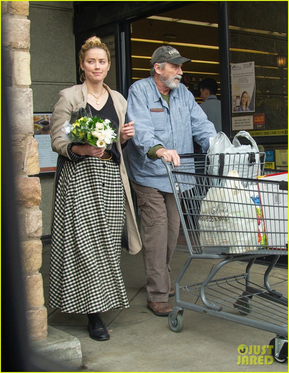 Amber Heard Picks Up Groceries With Her Dad Amid Coronavirus Panic ...