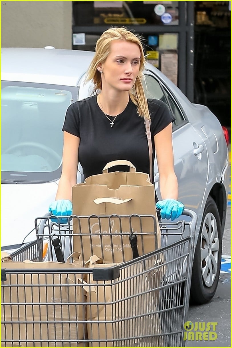 Dennis Quaid Stocks Up On Groceries with Fiancee Laura Savoie: Photo