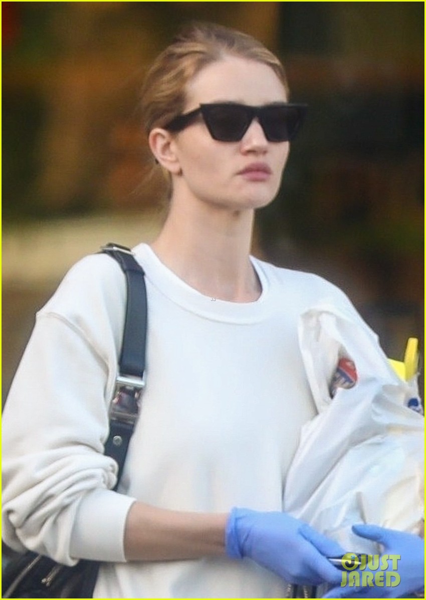 Rosie HuntingtonWhiteley Wears Mask For Rite Aid Run Photo 4451145