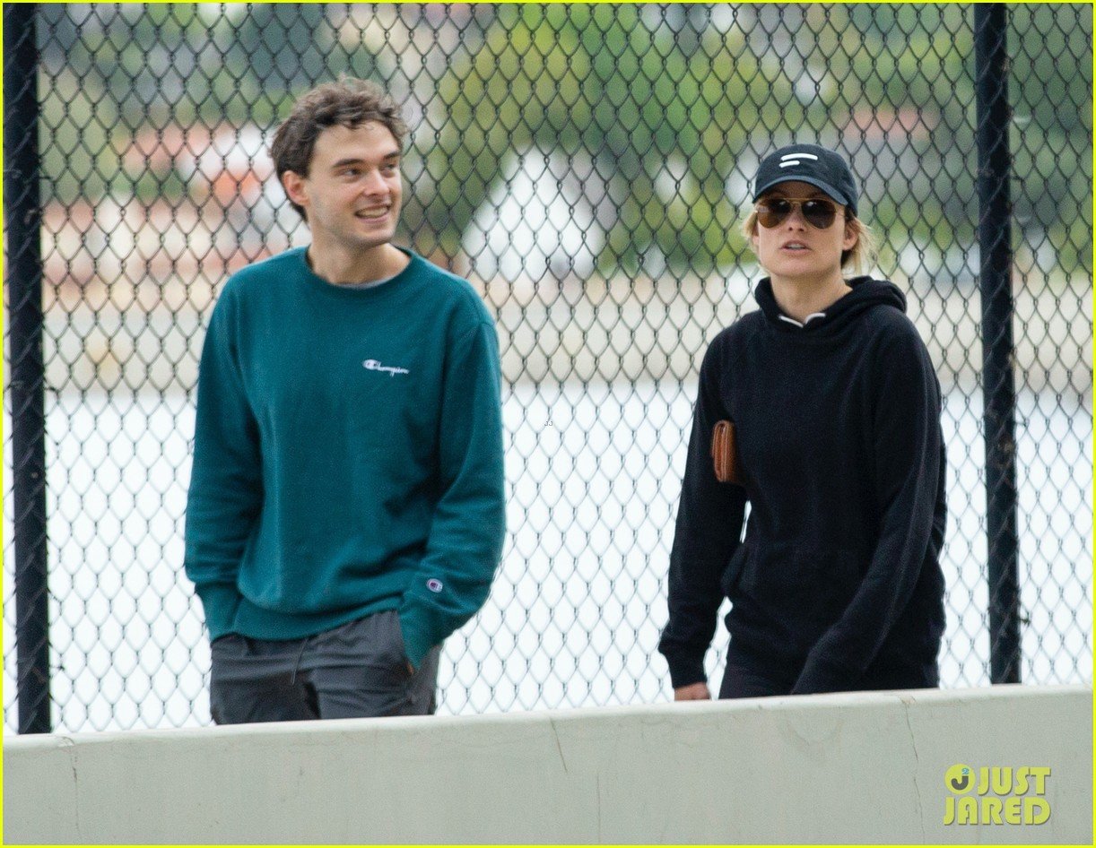 Photo: olivia wilde walk with her brother charlie cockburn 04 | Photo