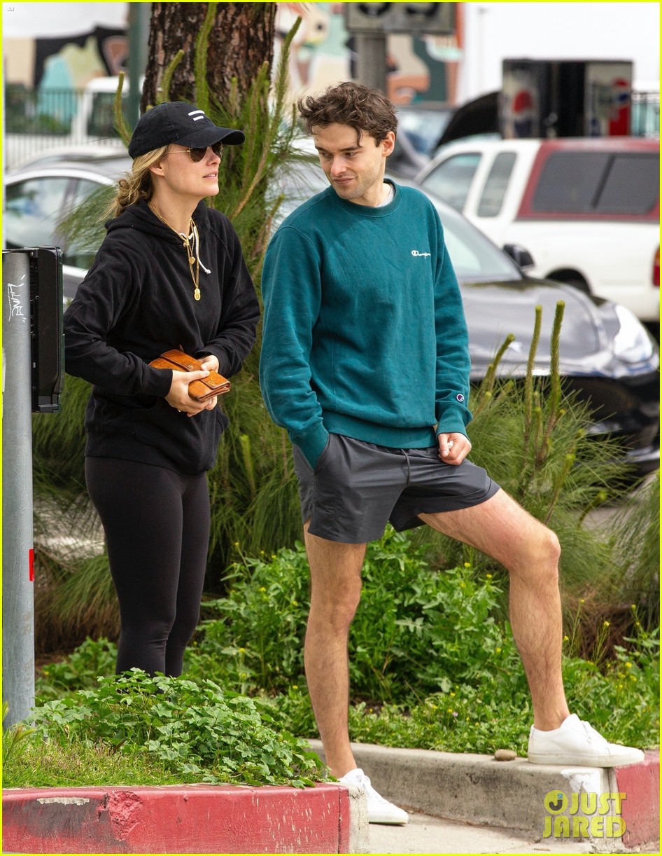 Photo: olivia wilde walk with her brother charlie cockburn 39 | Photo