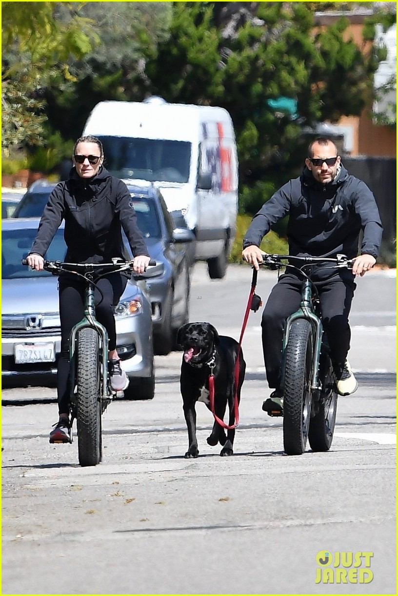 Photo: robin wright clement giraudet bike ride with dog 08 | Photo