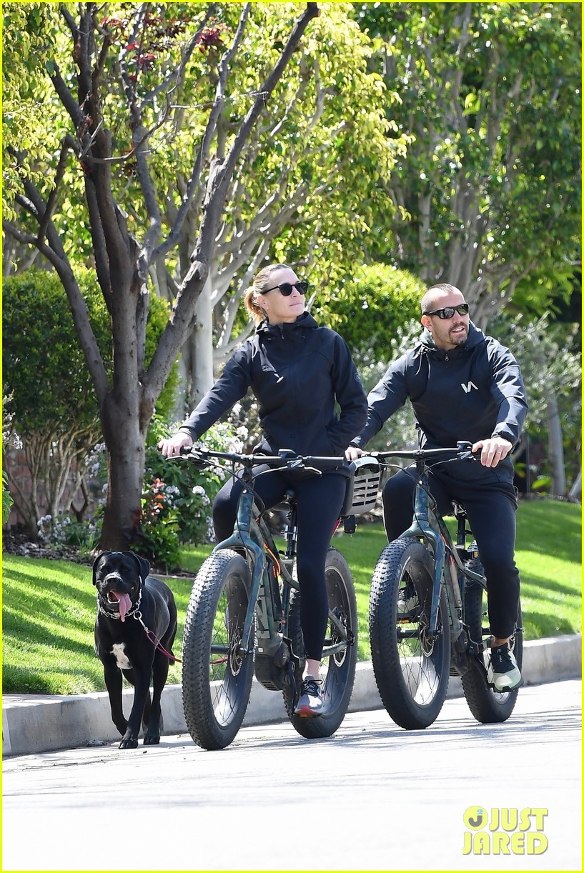 Photo: robin wright clement giraudet bike ride with dog 25 | Photo
