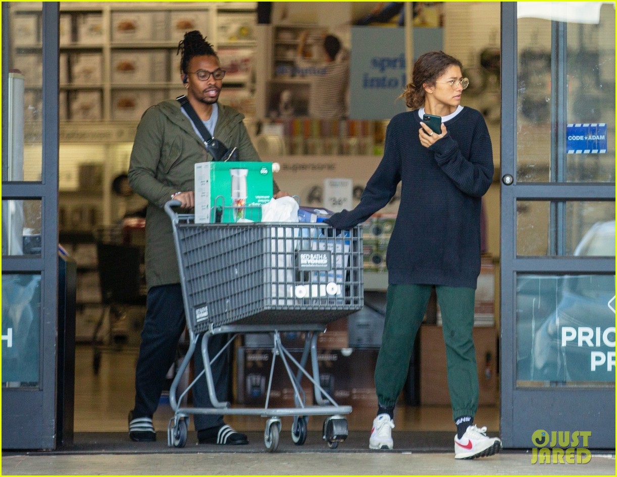 Zendaya Stocks Up on Essentials Amid Coronavirus Crisis Photo 4450065
