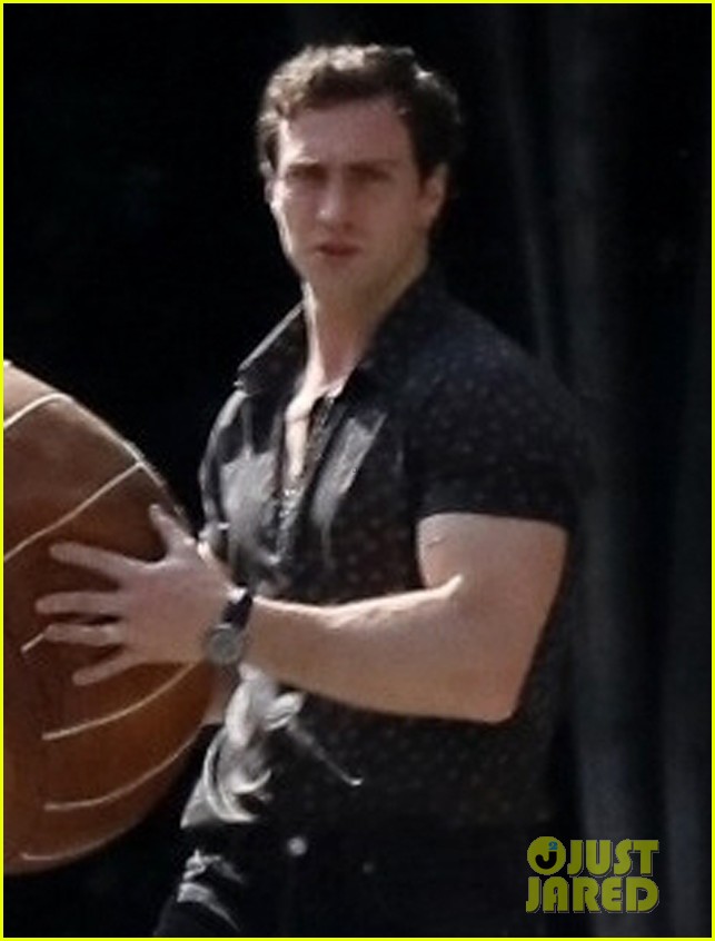 aaron taylor johnson bares super buff biceps while out with wife sam 054452681