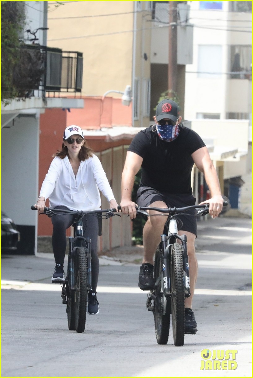 Chris Pratt & Katherine Schwarzenegger Go on a Bike Ride With Her Dad(02)