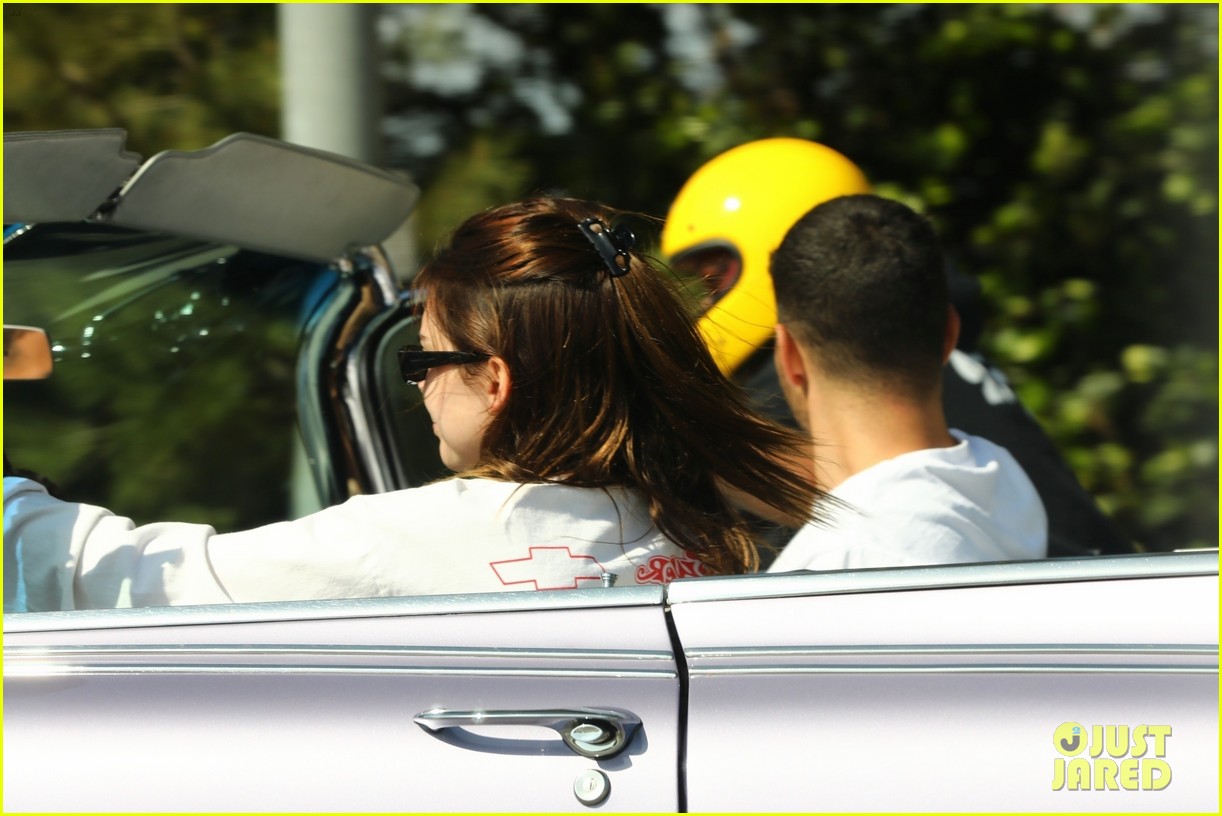 kendall jenner goes for drive harry styles next to her 03