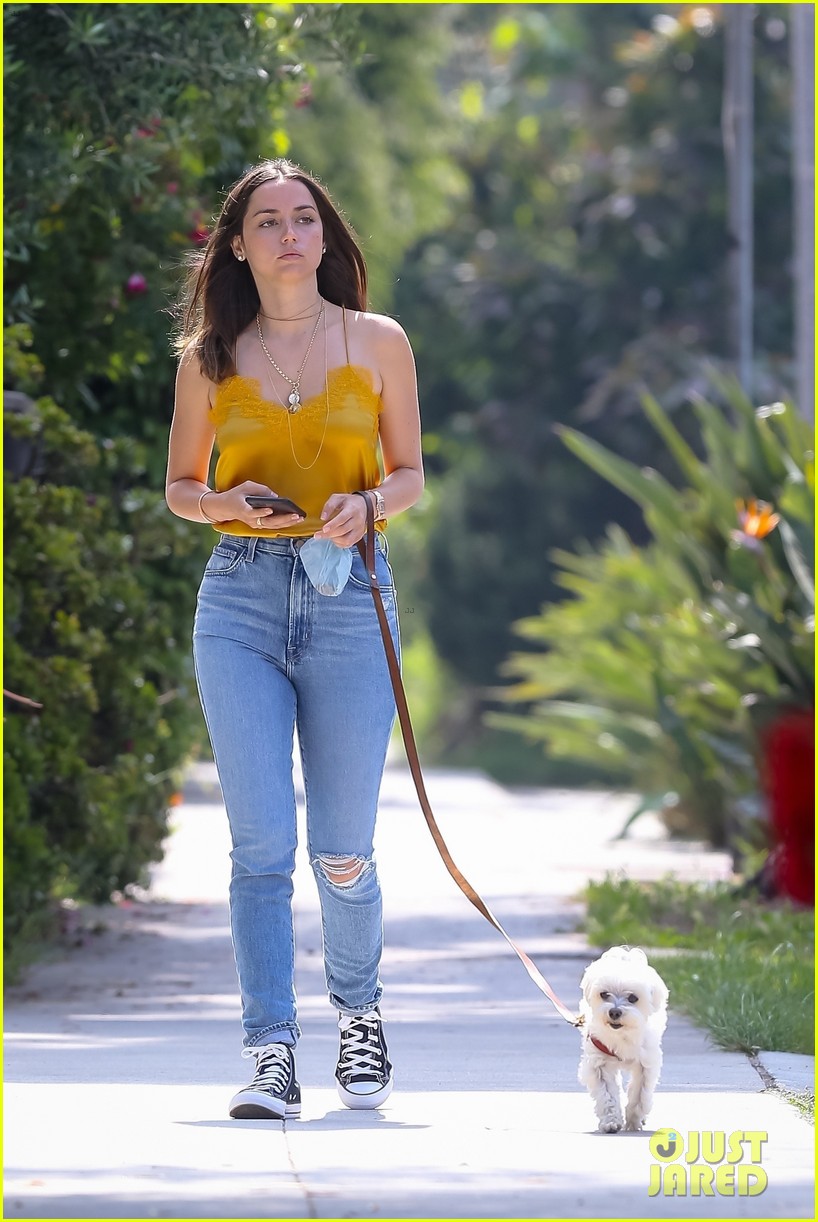 Ana de Armas Goes Casual in Jeans & Converse on Her Walk: Photo 4458457 | Ana  de Armas, Celebrity Pets, Shopping Pictures | Just Jared