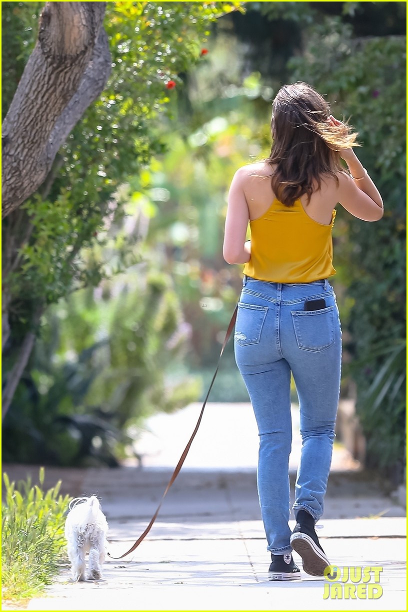 Ana de Armas Goes Casual in Jeans & Converse on Her Walk: Photo 4458433 | Ana  de Armas, Celebrity Pets, Shopping Pictures | Just Jared