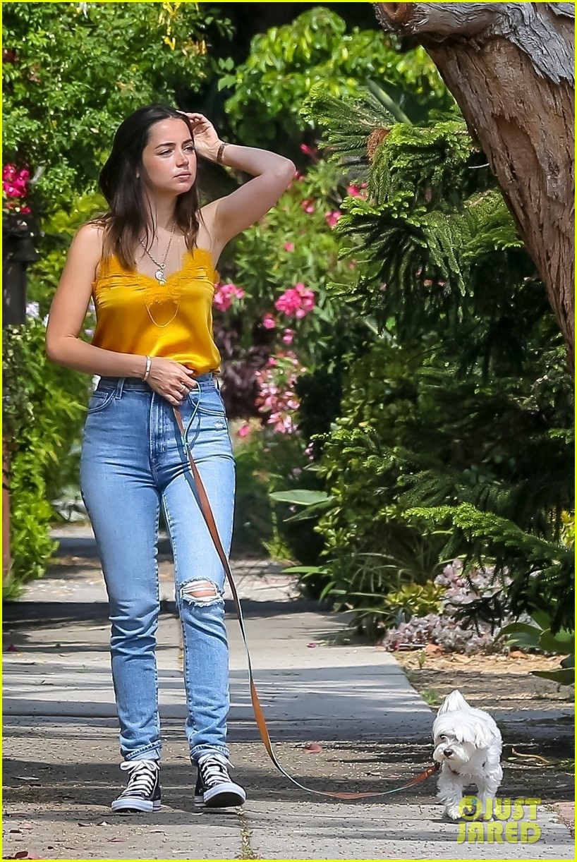Ana de Armas Goes Casual in Jeans & Converse on Her Walk: Photo 4458440 | Ana  de Armas, Celebrity Pets, Shopping Pictures | Just Jared