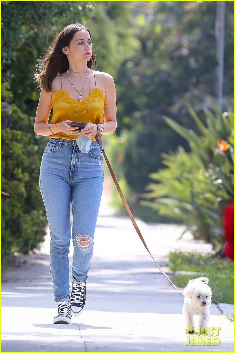 Ana de Armas Goes Casual in Jeans & Converse on Her Walk: Photo 4458435 | Ana  de Armas, Celebrity Pets, Shopping Pictures | Just Jared