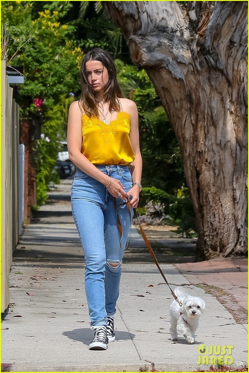 Ana de Armas Goes Casual in Jeans & Converse on Her Walk: Photo 4458450 | Ana  de Armas, Celebrity Pets, Shopping Pictures | Just Jared