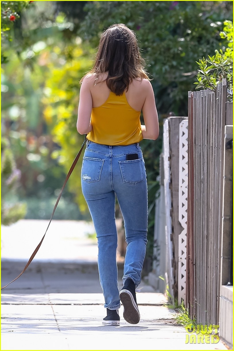 Ana de Armas Goes Casual in Jeans & Converse on Her Walk: Photo 4458460 | Ana  de Armas, Celebrity Pets, Shopping Pictures | Just Jared