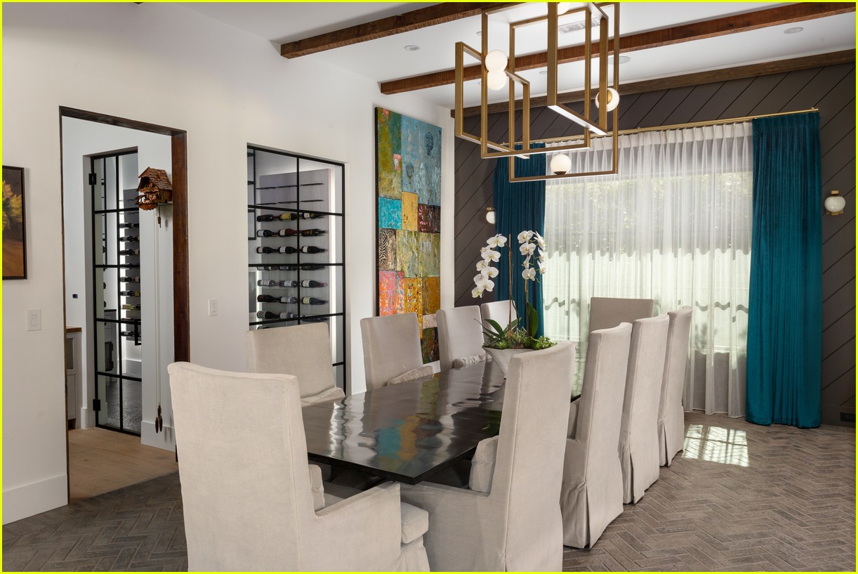 Kelly Clarkson Is Selling Her 10 Million California Mansion Look