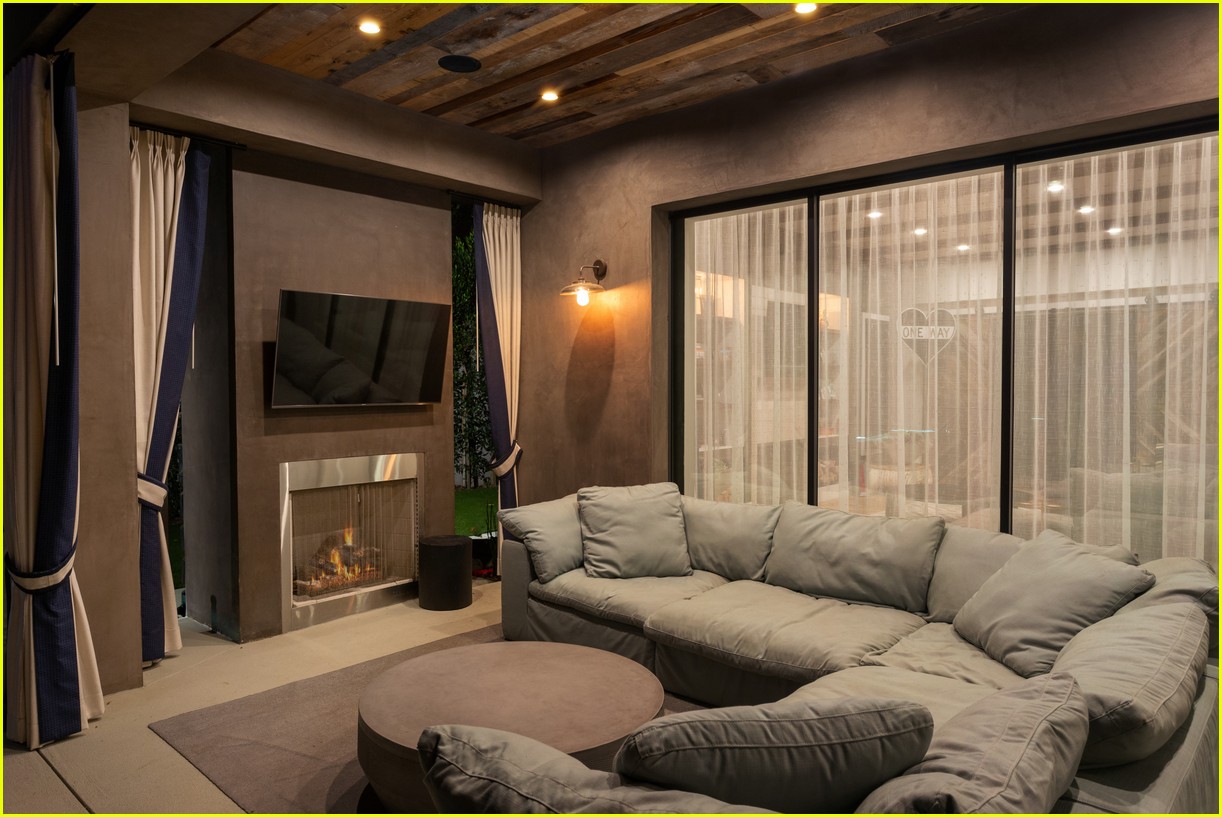 Kelly Clarkson Is Selling Her 10 Million California Mansion Look