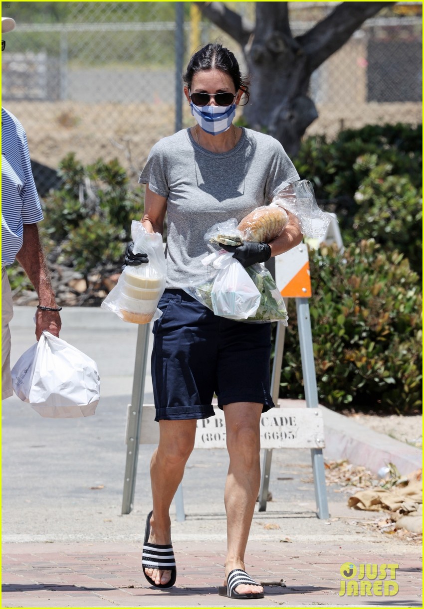 Courteney Cox Goes Shopping at Malibu Farmer's Market Amid Quarantine