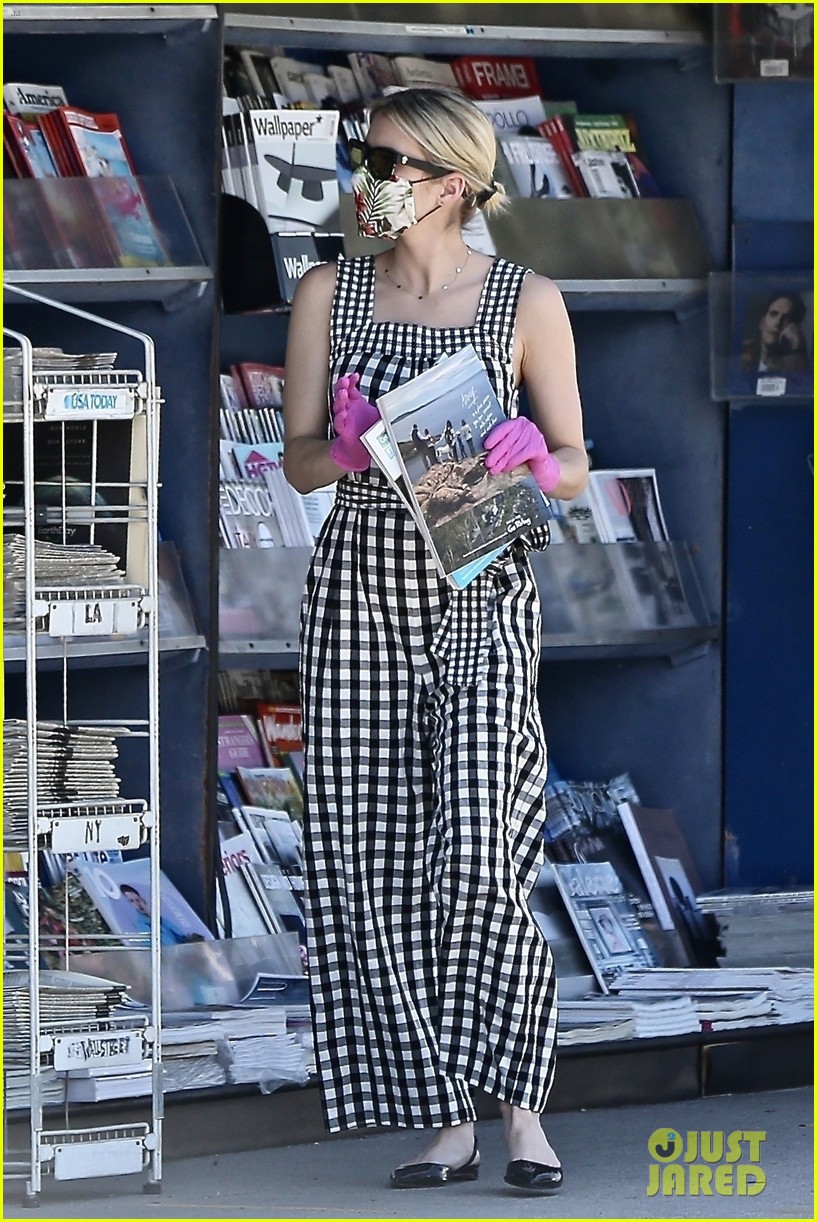 emma roberts mag stand stop mom day ig 034458653