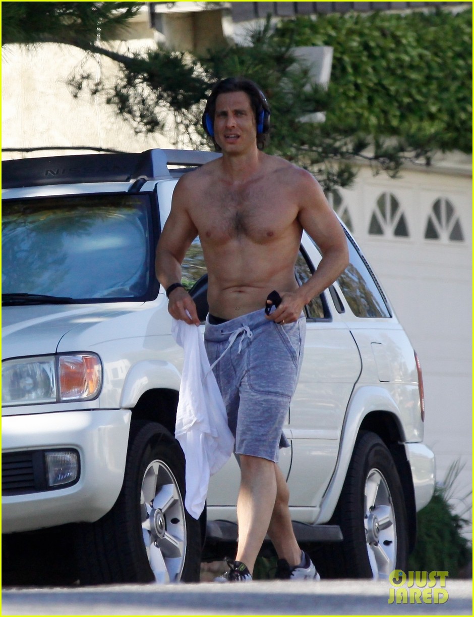 Paltrow's Husband Brad Falchuk Bares Hot Body During a