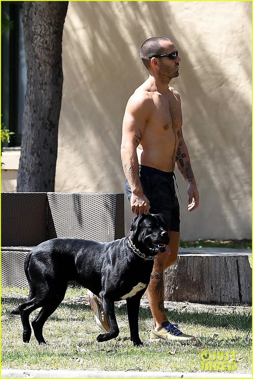 Photo: clement giraudet shirtless walk 07 | Photo 4458827 | Just Jared