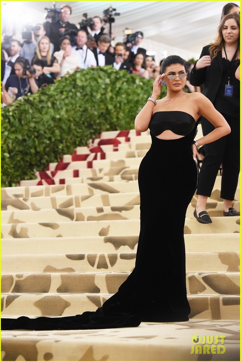 Kylie Jenner's Met Gala 2018 Look Ripped on Her Way Out the Door Photo(01)