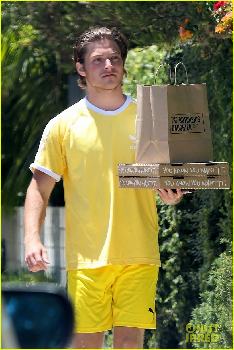 richard madden take out lunch froy gutierrez 02