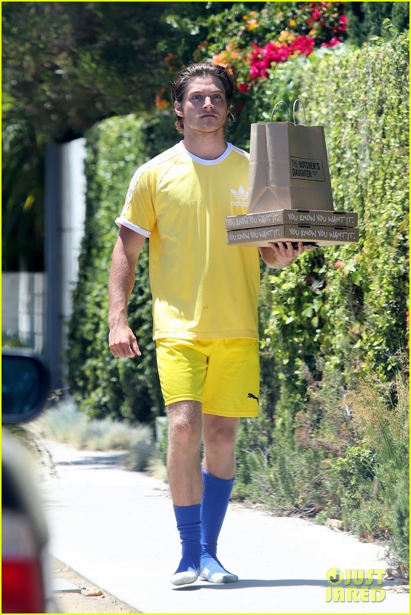 richard madden take out lunch froy gutierrez 114459513