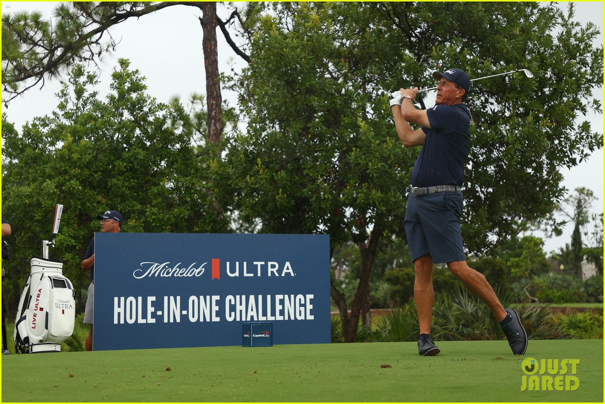 Tiger Woods & Peyton Manning Beat Tom Brady & Phil Mickelson During