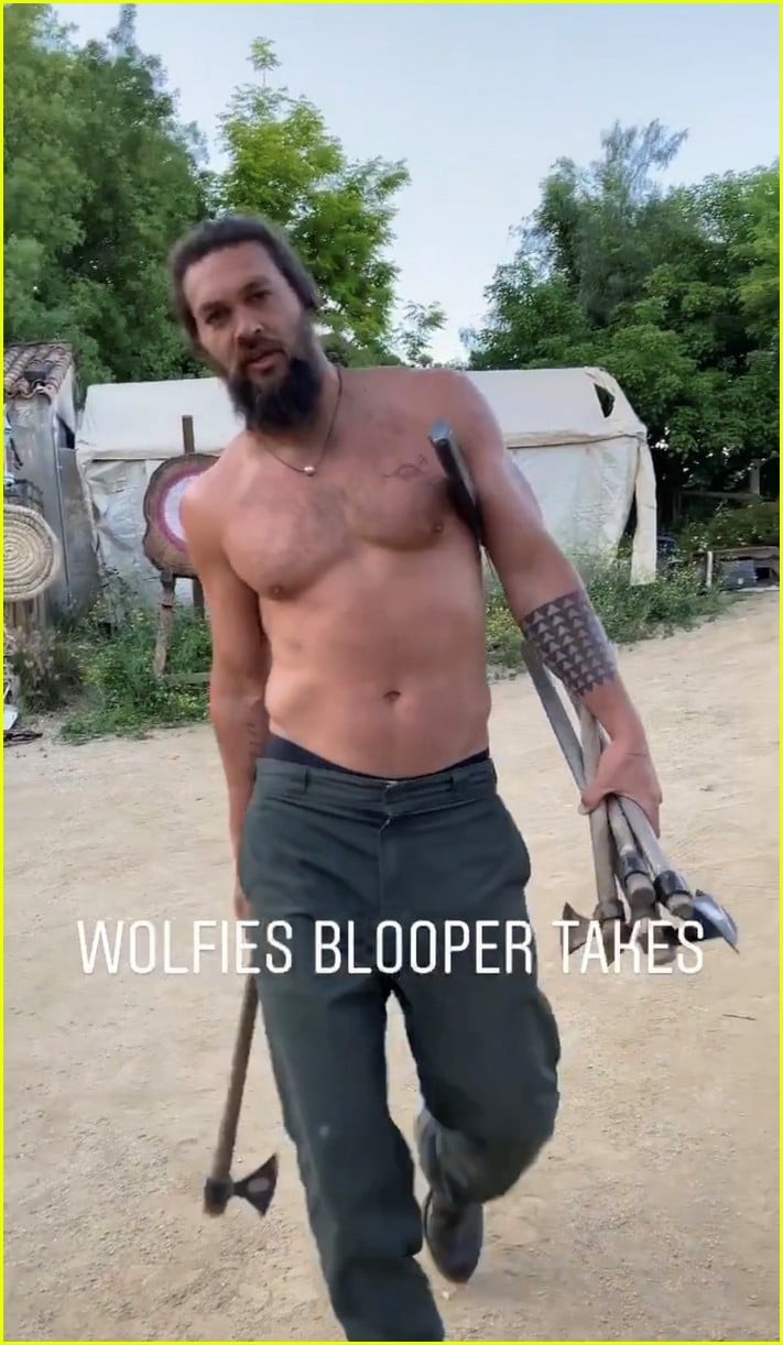 jason-momoa-shirtless-throwing-tomahawks-04.jpg