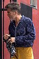 chris pine shows off cool style while running an errand 02