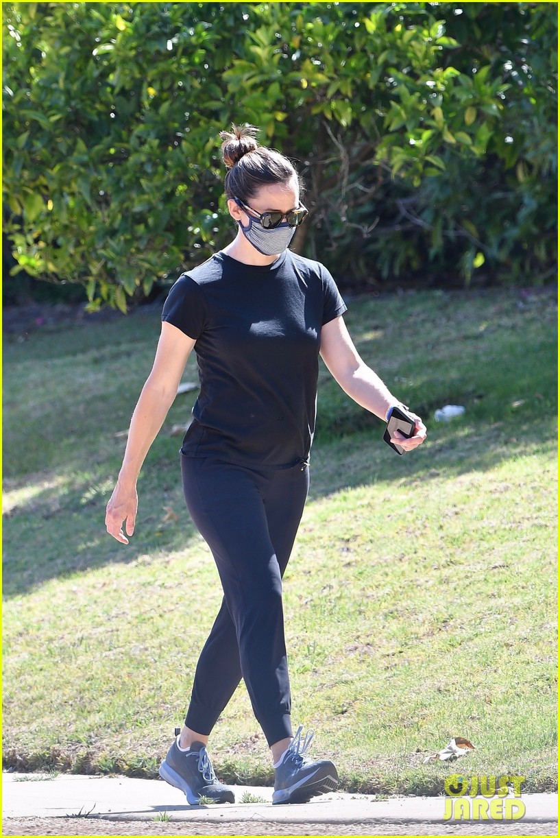 Jennifer Garner Gets In Some Exercise with a Neighborhood Walk: Photo