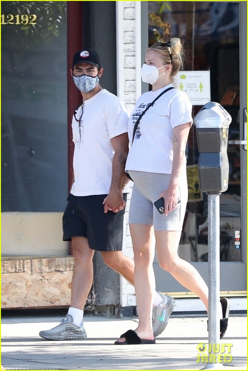 Joe Jonas & Pregnant Sophie Turner Pick Up Ice Cream Treat on Father's