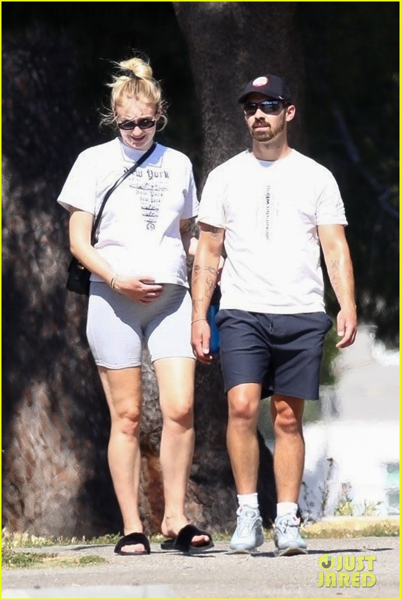 Joe Jonas & Pregnant Sophie Turner Pick Up Ice Cream Treat on Father's