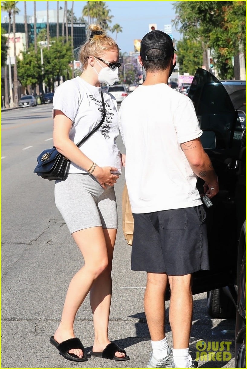 Photo joe jonas sophie turner ice cream on fathers day 04 Photo