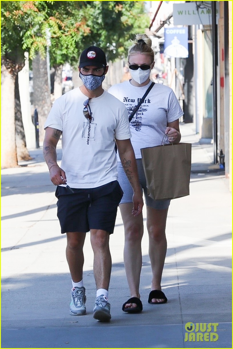 Joe Jonas & Pregnant Sophie Turner Pick Up Ice Cream Treat on Father's